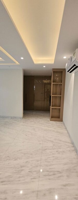 Room in 4 BHK Builder Floor at DLF Royale Residences, Dlf Phase I – for Rent