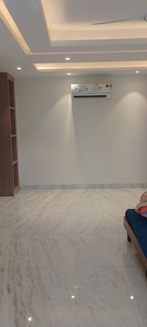 Room in 4 BHK Builder Floor at DLF Royale Residences, Dlf Phase I – for Rent