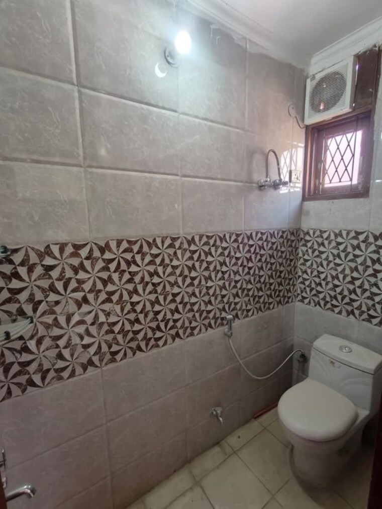 Bathroom, malviya nagar 3 Bedroom 1300 Sq.Ft. Builder Floor In Malviya Nagar Delhi 10232879