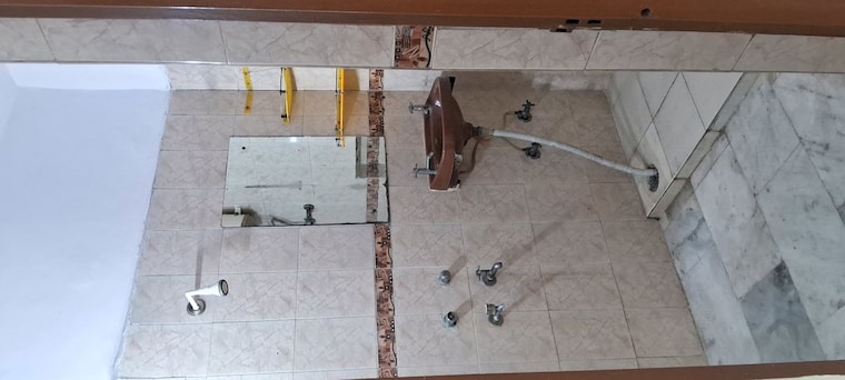 Bathroom, sarita vihar 2.5 Bedroom 1500 Sq.Ft. Apartment In Sarita Vihar Delhi 10232880