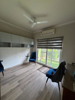 Team Area in 2 BHK Builder Floor at Auram Floor, South City 2 – for Rent