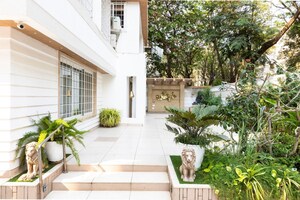  Plot – Exterior View View at Juhu - for Sale