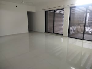 Room in 2.5 BHK Apartment at Park Express, Baner – for Rent