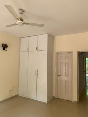 Room in 3 BHK Builder Floor at Emaar Emerald Estate, Sector 65 – for Rent