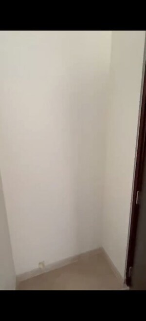 Room in 2 BHK Apartment at Kalpataru Elitus, Mulund West – for Rent