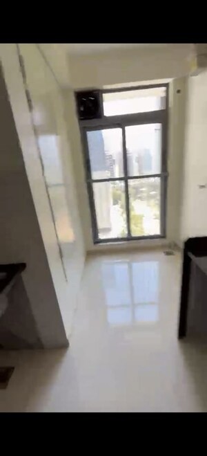 Room in 2 BHK Apartment at Kalpataru Elitus, Mulund West – for Rent