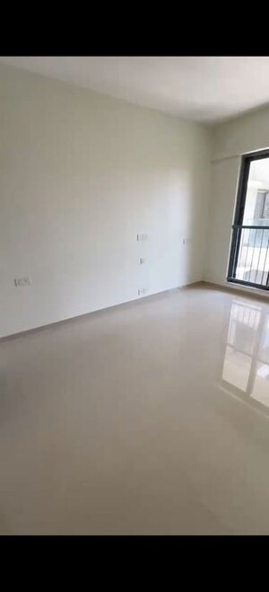 Room in 2 BHK Apartment at Kalpataru Elitus, Mulund West – for Rent