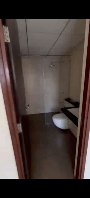 Furnished Amenities in 2 BHK Apartment at Kalpataru Elitus, Mulund West – for Rent