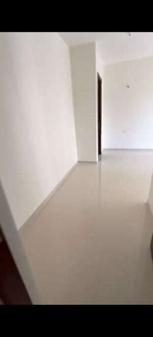 Room in 2 BHK Apartment at Kalpataru Elitus, Mulund West – for Rent