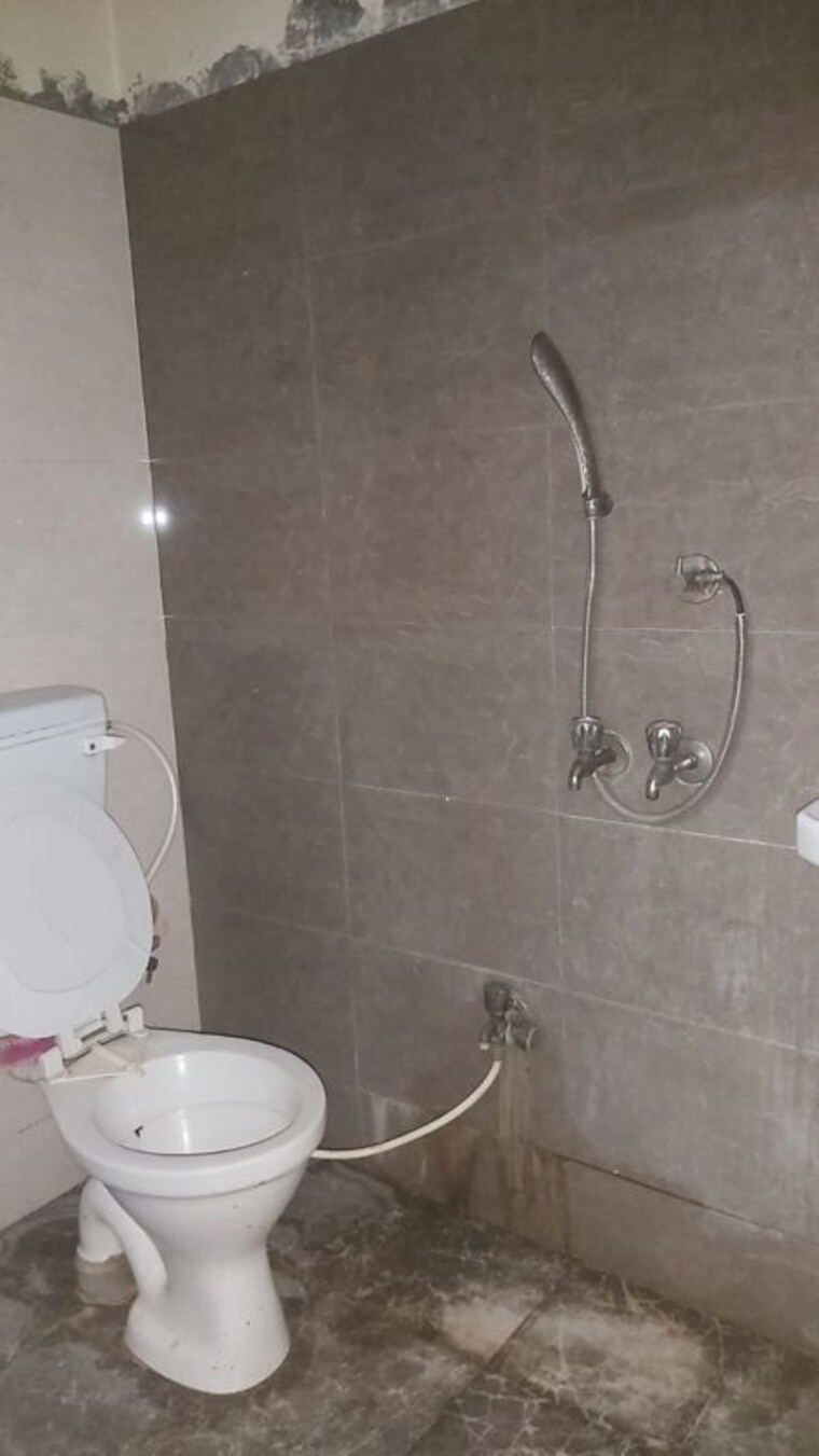 Bathroom, mayur vihar 1.5 Bedroom 400 Sq.Ft. Builder Floor In Mayur Vihar Delhi 10233155