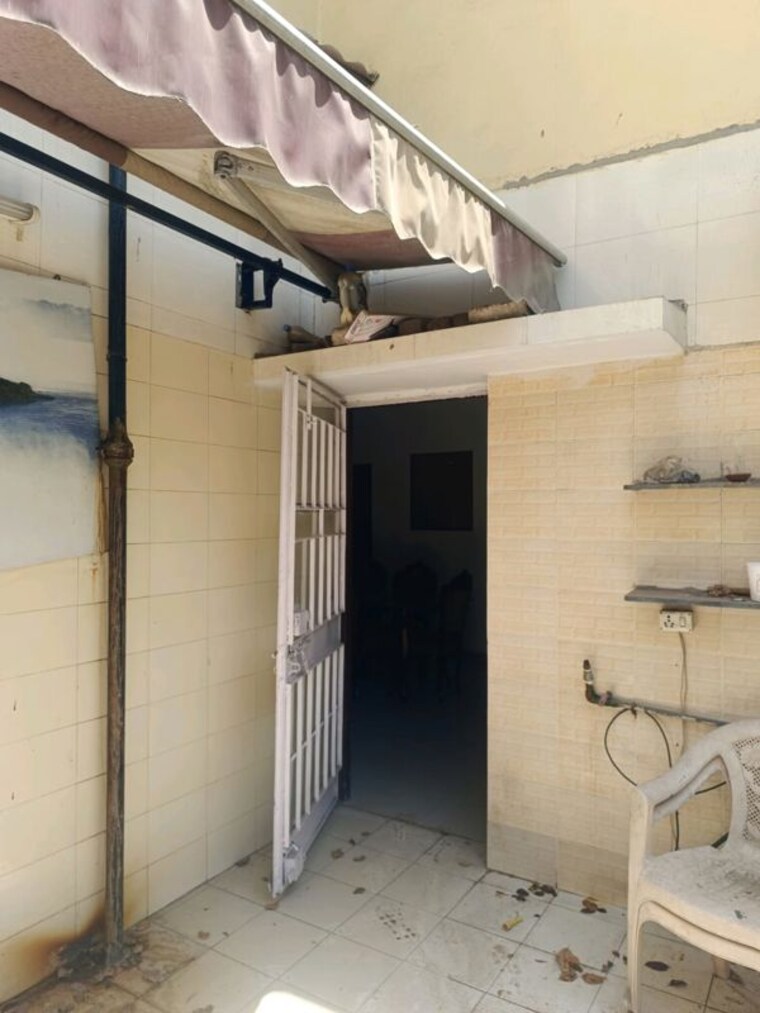 Terrace, vasant kunj 3 Bedroom 2000 Sq.Ft. Apartment In Vasant Kunj Delhi 10233167