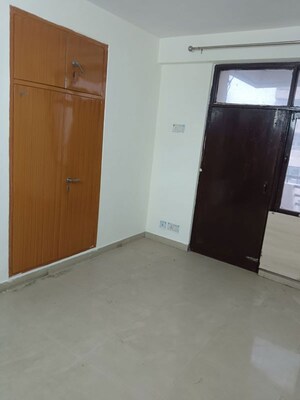 Room in 4 BHK Apartment at Sagar Kunj Apartments, Sector 9a – for Rent