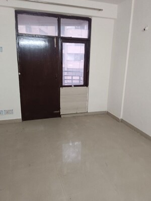 Room in 4 BHK Apartment at Sagar Kunj Apartments, Sector 9a – for Rent