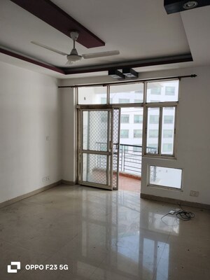 Room in 3 BHK Apartment at Omaxe Heights Gomti Nagar, Gomti Nagar – for Rent