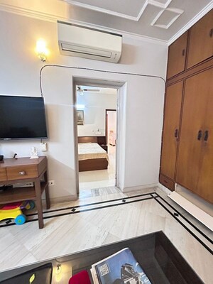 Room in 4 BHK Apartment at Vasant Kunj – for Rent