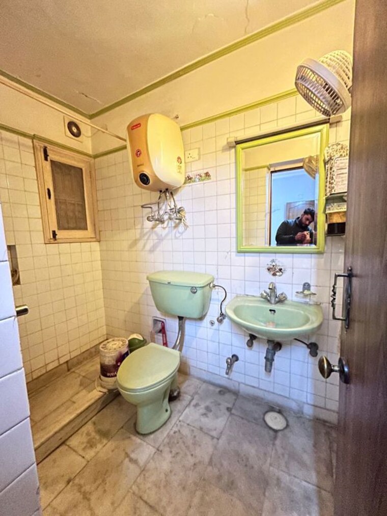 Bathroom, vasant kunj 4 Bedroom 2200 Sq.Ft. Apartment In Vasant Kunj Delhi 10233171