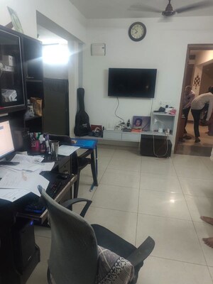 Room in 2 BHK Apartment at Vishwa Lake Iksa, Memnagar – for Rent