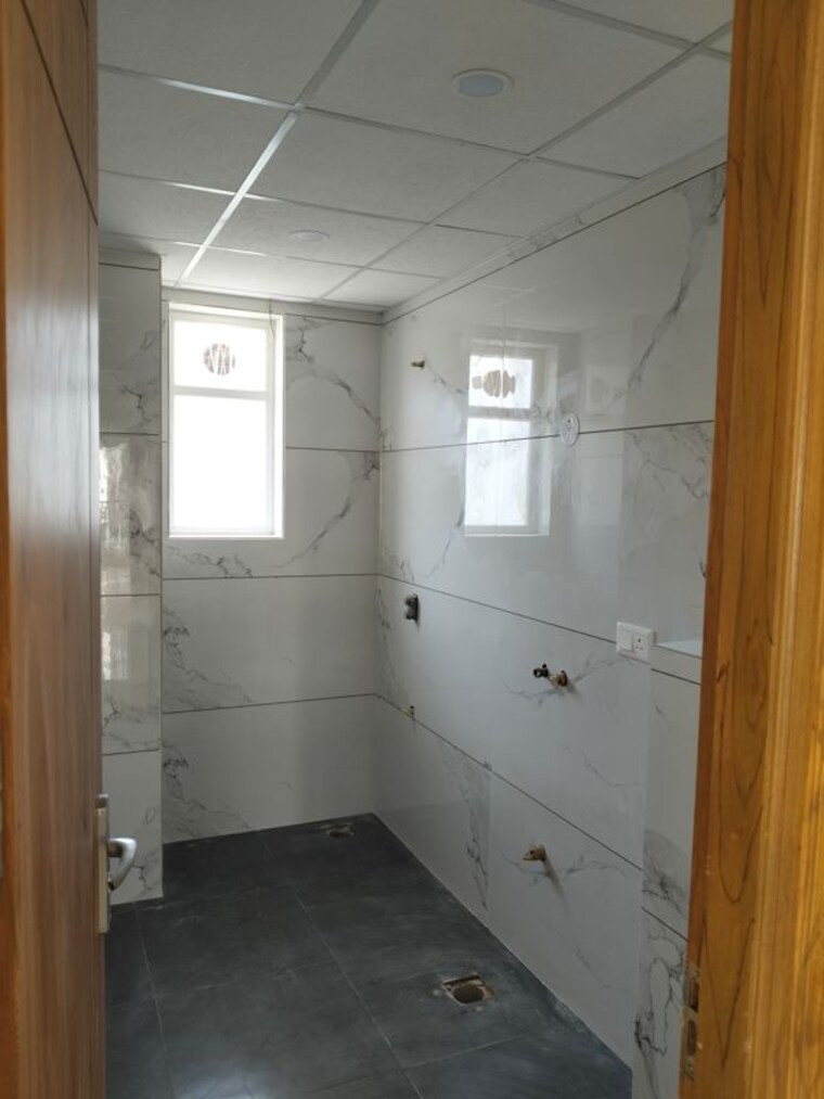 Bathroom, alaknanda-maxxus-eden-estate 3 Bedroom 2200 Sq.Ft. Apartment In Ghazipur Zirakpur 10233334