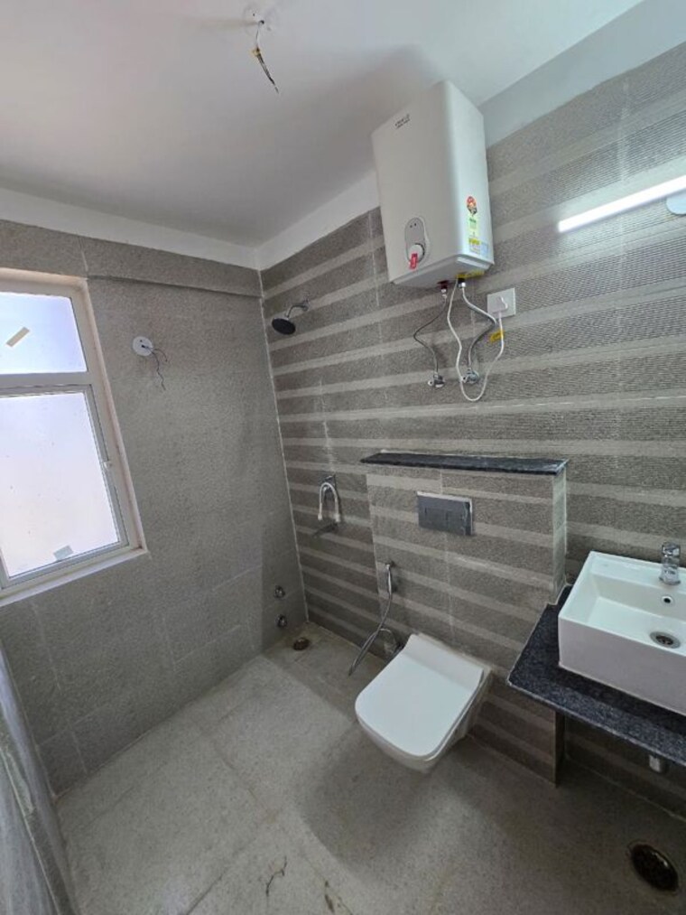 Bathroom, emaar-gurgaon-greens 3.5 Bedroom 1650 Sq.Ft. Apartment In Sector 102 Gurgaon 10233349