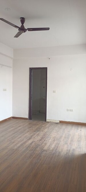 Room in 2 BHK Apartment at Ajnara Gen X, Dundahera – for Rent