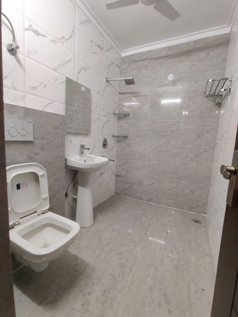 Bathroom, green fields colony 4 Bedroom 240 Sq.Yd. Builder Floor In Green Fields Colony Faridabad 10233461
