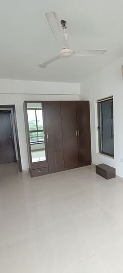 2 BHK Apartment For Rent in Oberoi Realty Woods