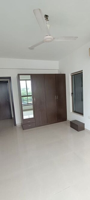 2 BHK Apartment For Rent in Oberoi Realty Woods, Goregaon East