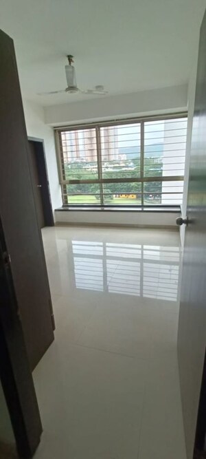 Room in 2 BHK Apartment at Oberoi Realty Woods, Goregaon East – for Rent