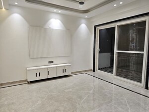Room in 5 BHK Builder Floor at Green Fields Colony – for Rent