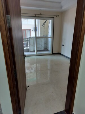 Room in 2 BHK Builder Floor at Sector 33 – for Rent