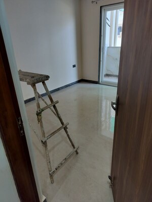 Balcony in 2 BHK Builder Floor at Sector 33 – for Rent