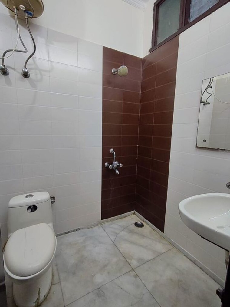 Bathroom, adhunik-society 2 Bedroom 1450 Sq.Ft. Builder Floor In Sector 52 Gurgaon 10233541