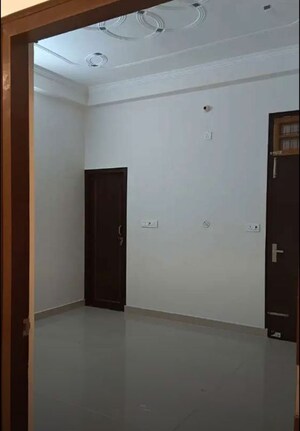 Room in 2 BHK Apartment at Unitech Legacy, Butler Colony – for Rent