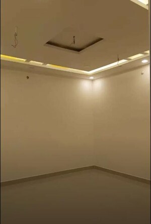 Room in 2 BHK Apartment at Unitech Legacy, Butler Colony – for Rent