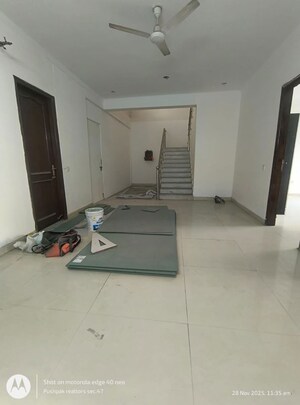 Room in 2 BHK Builder Floor at Sector 38 – for Rent
