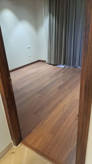 Room in 3.5 BHK Builder Floor at Sector 16 – for Rent