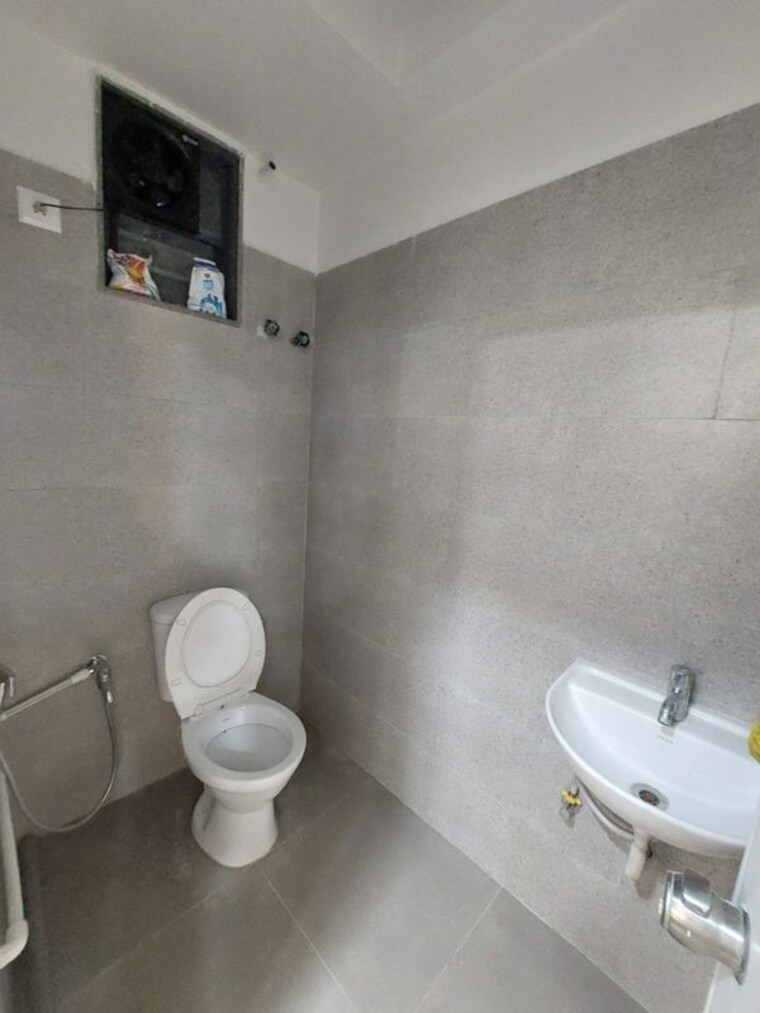Bathroom, bodakdev Commercial Office Space 800 Sq.Ft. In Bodakdev Ahmedabad 10233666