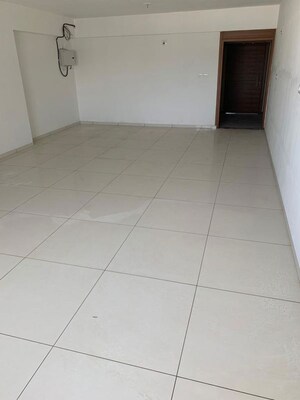 Room in  Office Space at Aaryan The Keshavbaug Capital, Vastrapur – for Rent