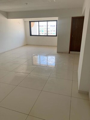 Room in  Office Space at Aaryan The Keshavbaug Capital, Vastrapur – for Rent