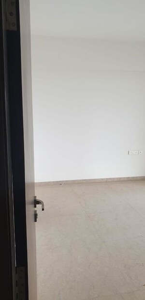 Room in 2 BHK Apartment at JP Decks, Goregaon East – for Rent