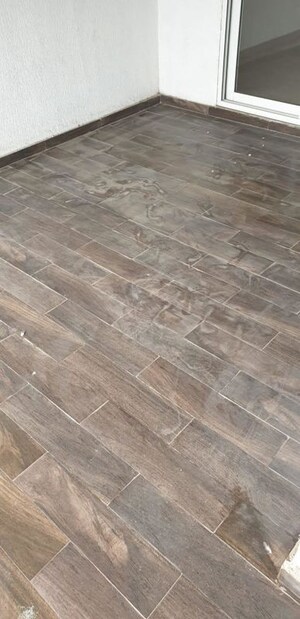 Room in 2 BHK Apartment at JP Decks, Goregaon East – for Rent