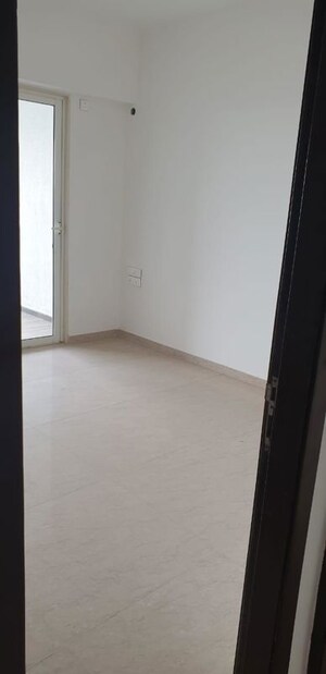 Room in 2 BHK Apartment at JP Decks, Goregaon East – for Rent