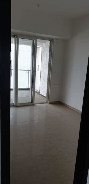 Room in 2 BHK Apartment at JP Decks, Goregaon East – for Rent