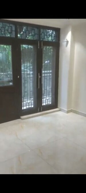 Room in 3.5 BHK Apartment at Vasant Kunj – for Sale
