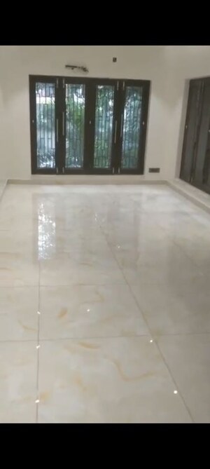 Room in 3.5 BHK Apartment at Vasant Kunj – for Sale