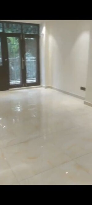 Room in 3.5 BHK Apartment at Vasant Kunj – for Sale