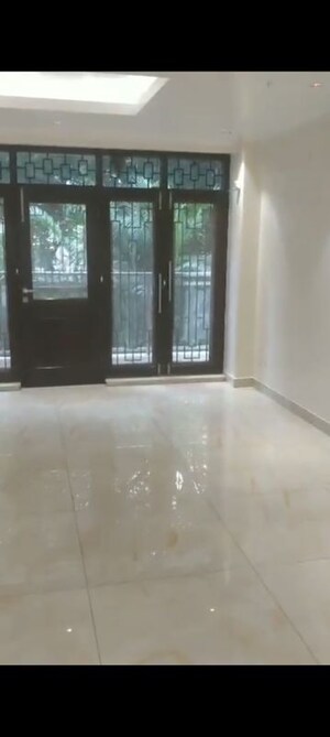 Room in 3.5 BHK Apartment at Vasant Kunj – for Sale