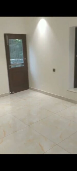 Room in 3.5 BHK Apartment at Vasant Kunj – for Sale