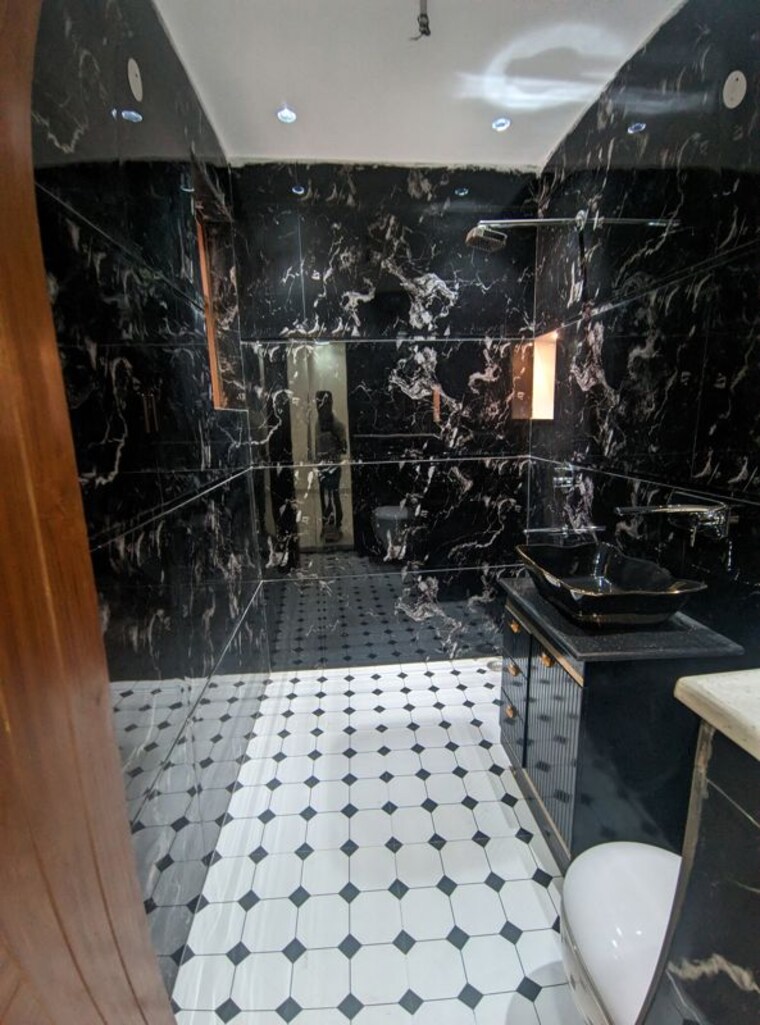 Bathroom, sector 43 3 Bedroom 200 Sq.Yd. Builder Floor In Sector 43 Faridabad 10233894