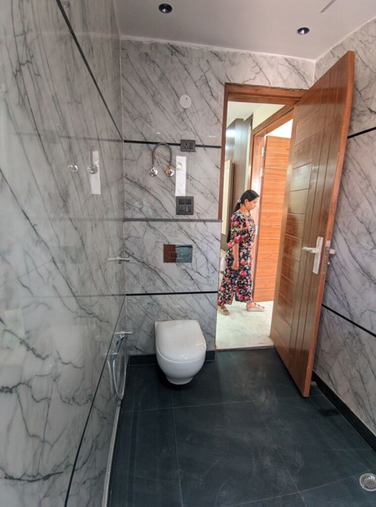 Bathroom, sector 43 3 Bedroom 200 Sq.Yd. Builder Floor In Sector 43 Faridabad 10233894